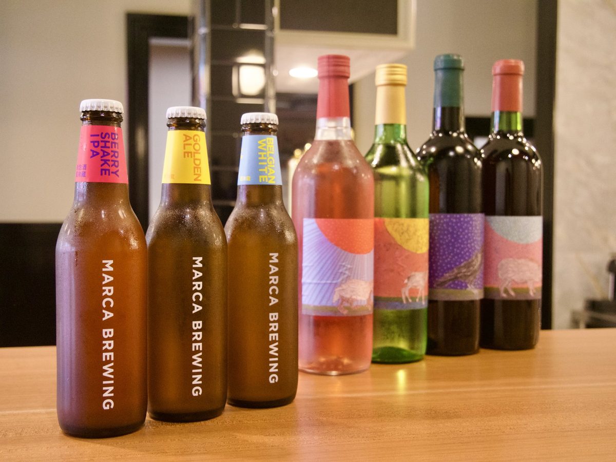 クラフトビールの瓶とワインボトルの並び